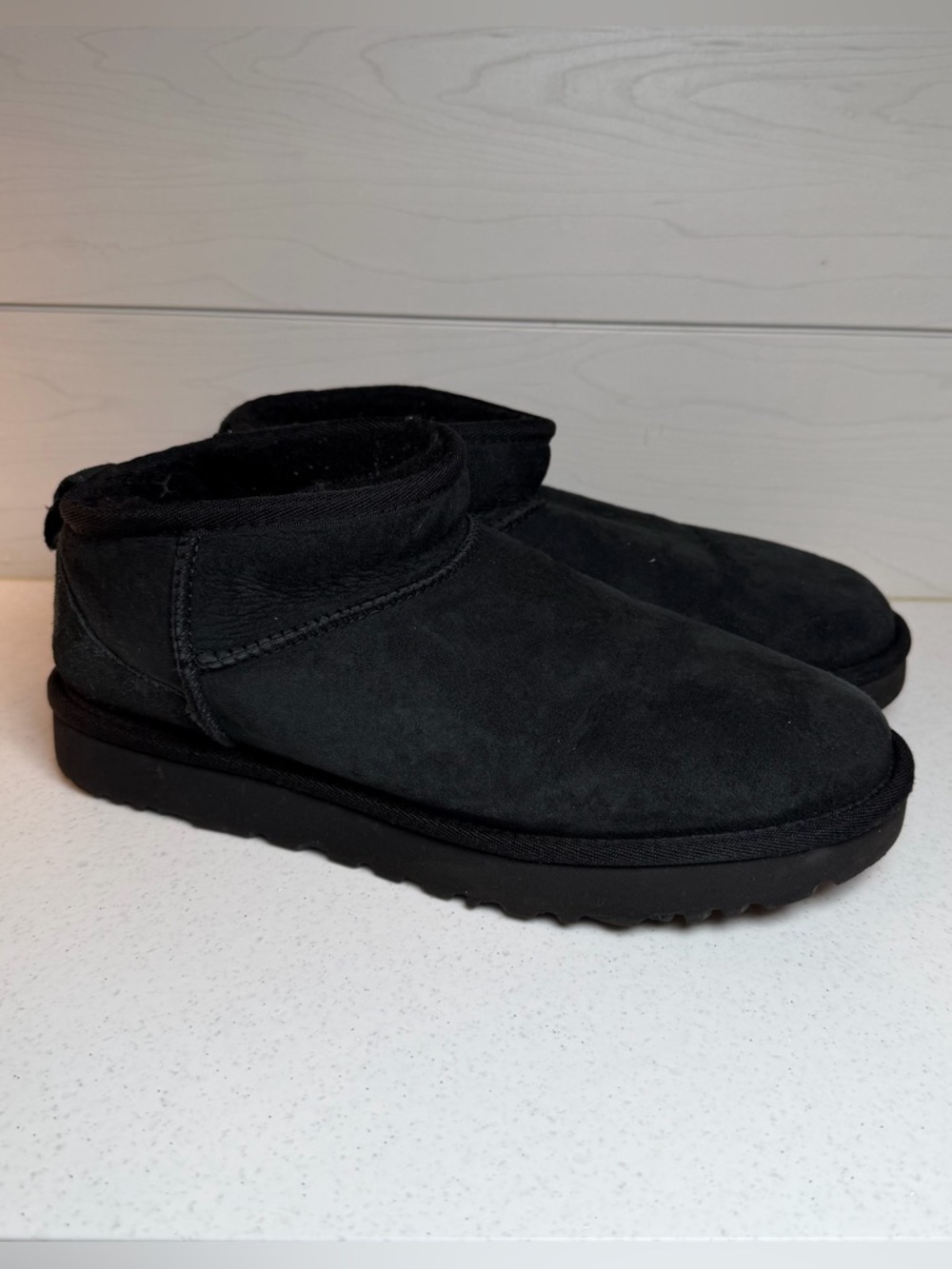 Ugg Women’s Classic Ultra Mini Boot in Black Size 9 - Picture 2 of 8